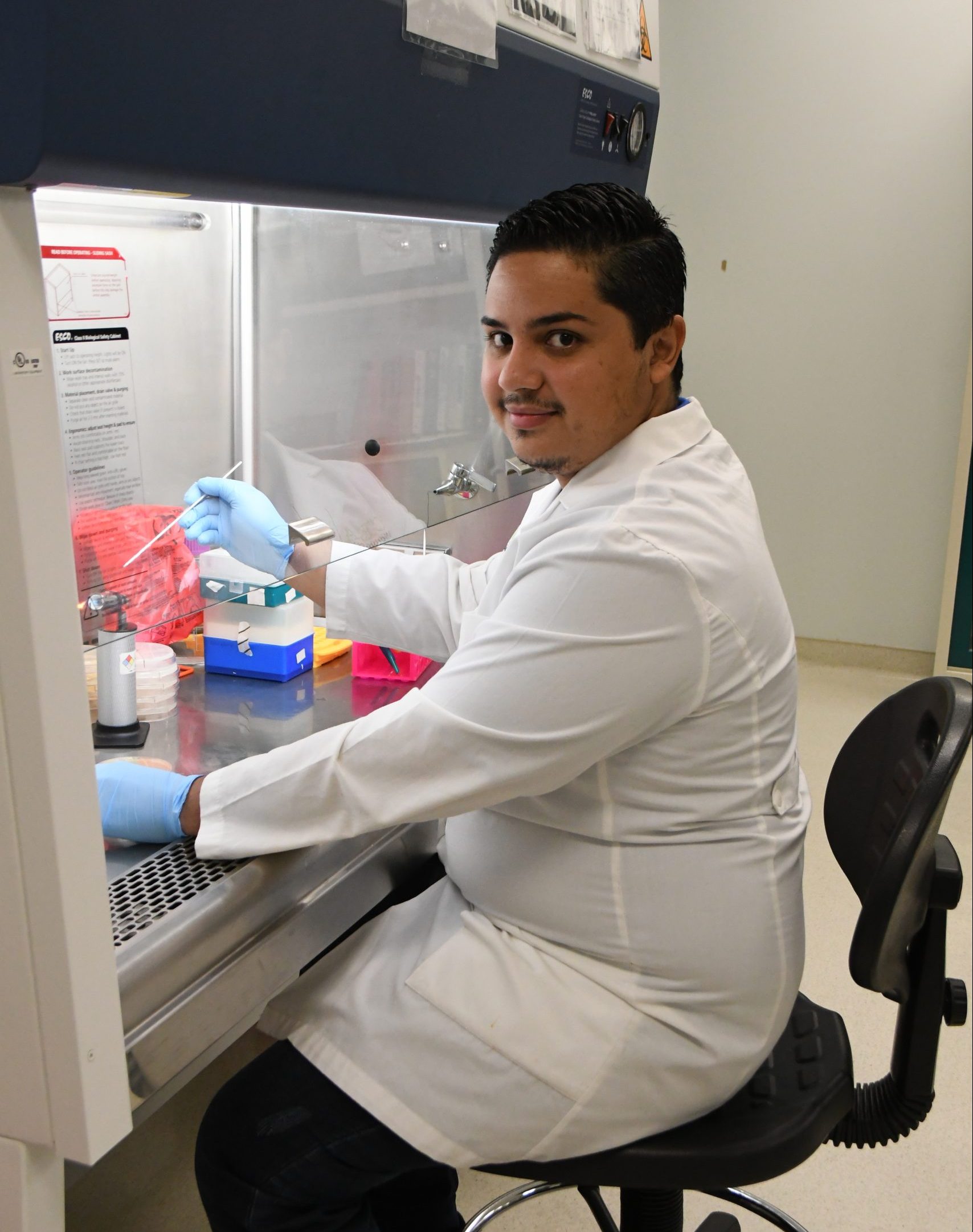 Dr. Xavier Cruz - A cargo del Laboratorio de Microbiología